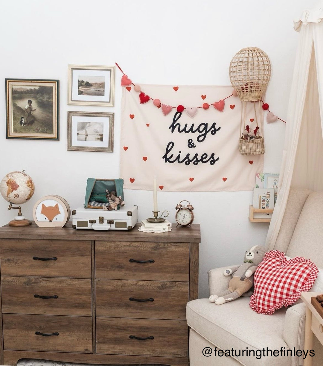 {Neutral} Hugs & Kisses Banner