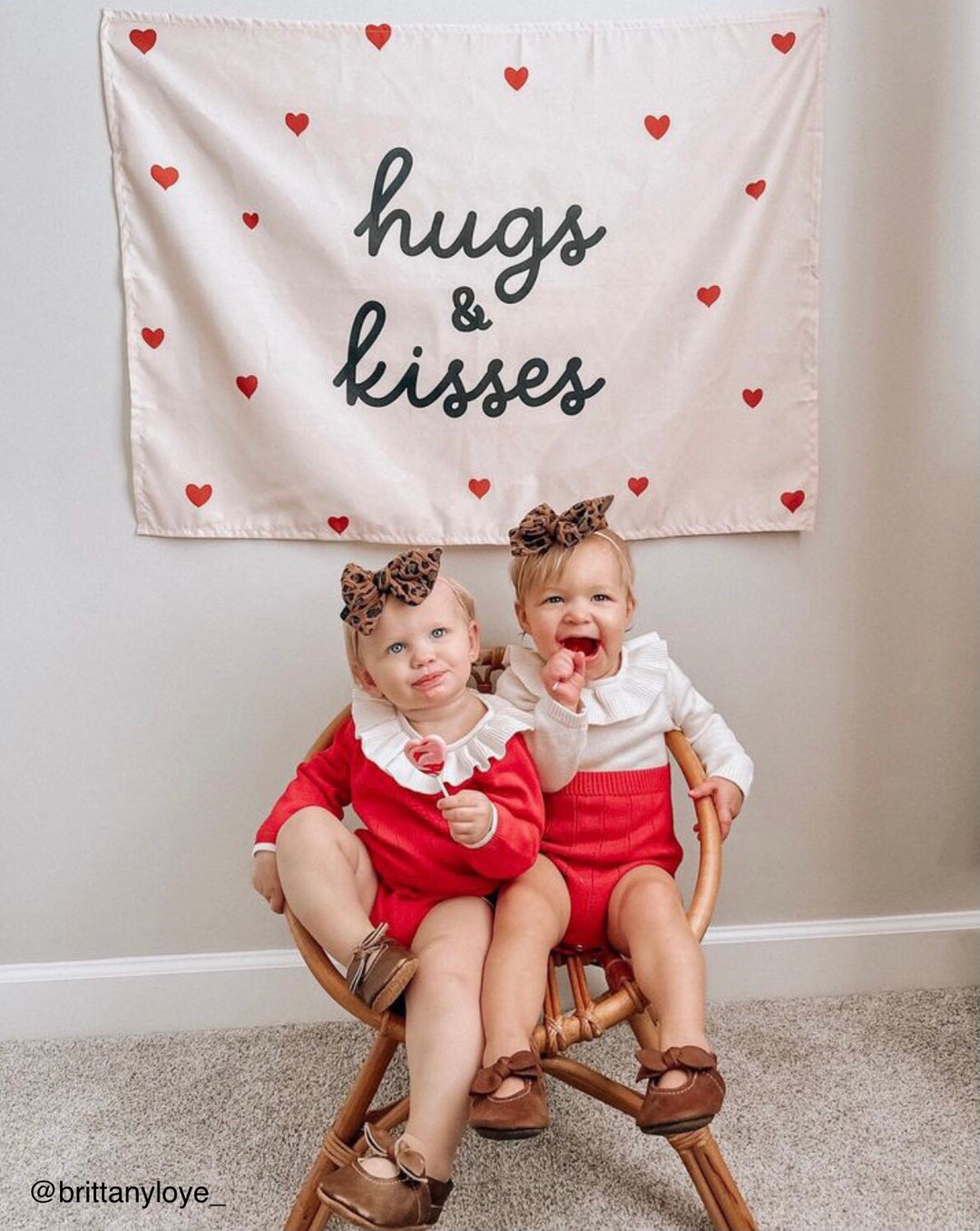 {Neutral} Hugs & Kisses Banner