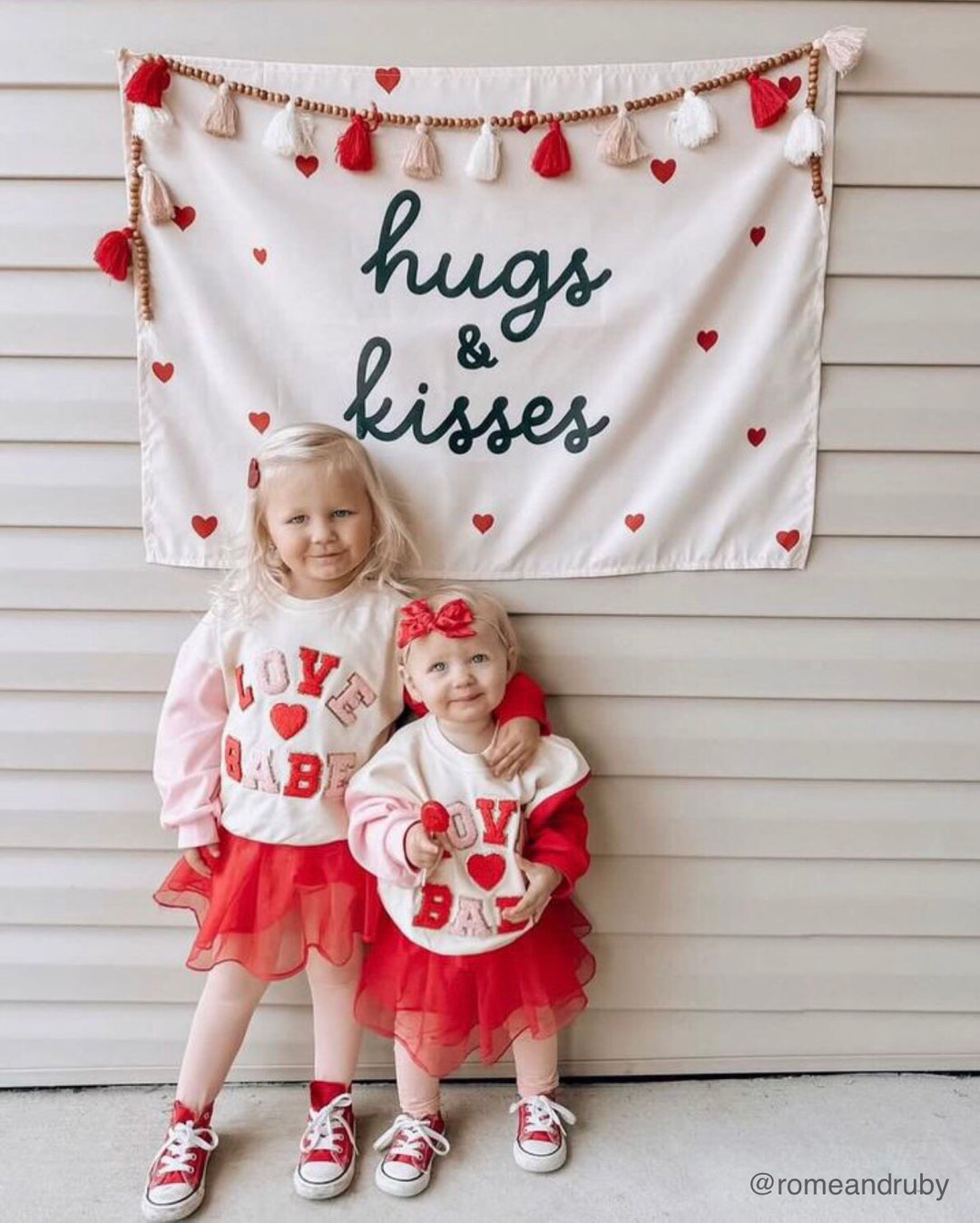 {Neutral} Hugs & Kisses Banner
