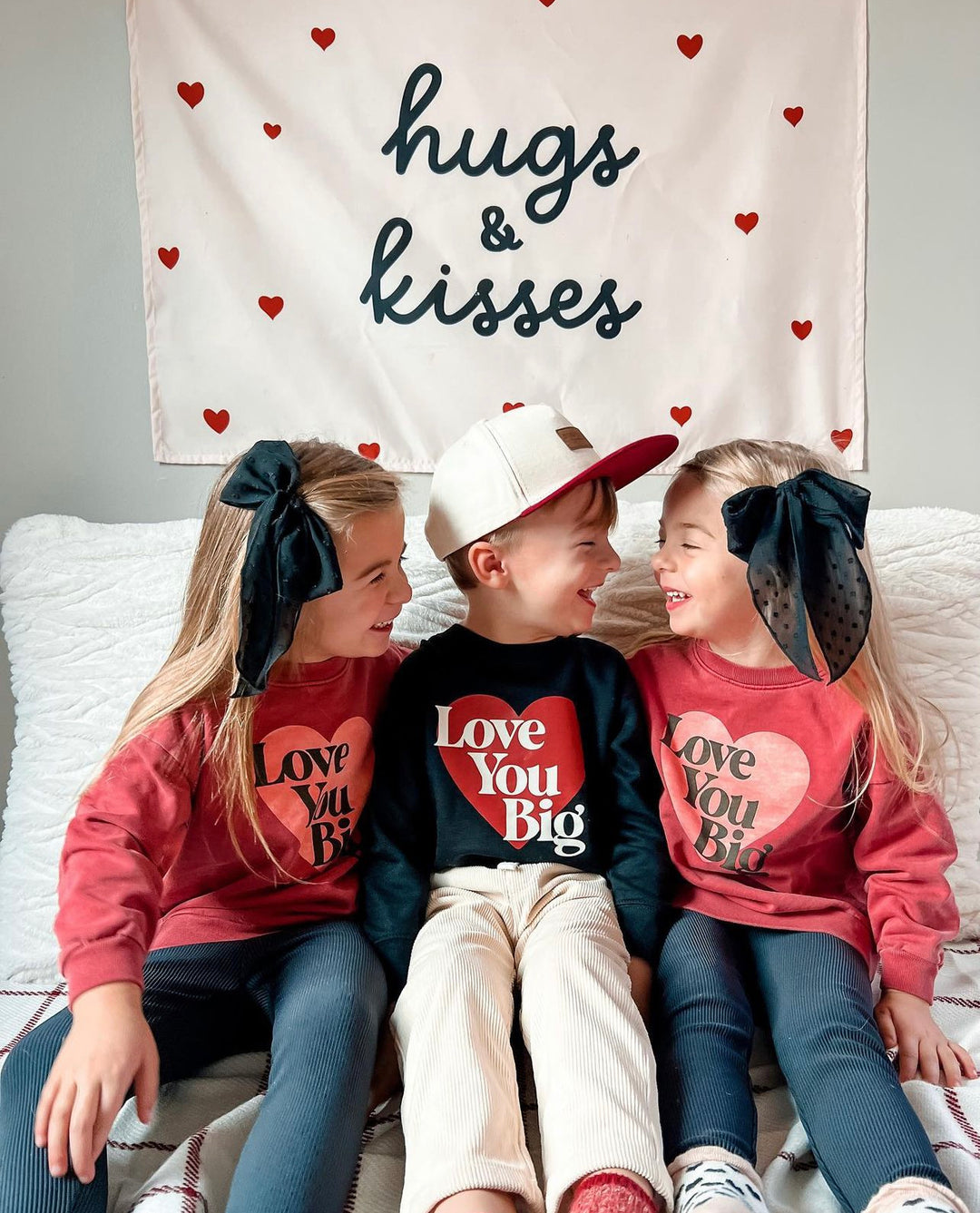 {Neutral} Hugs & Kisses Banner