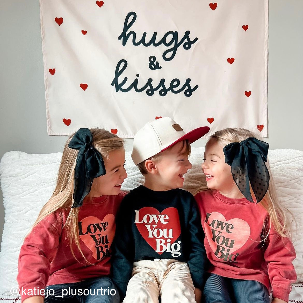 {Neutral} Hugs & Kisses Banner