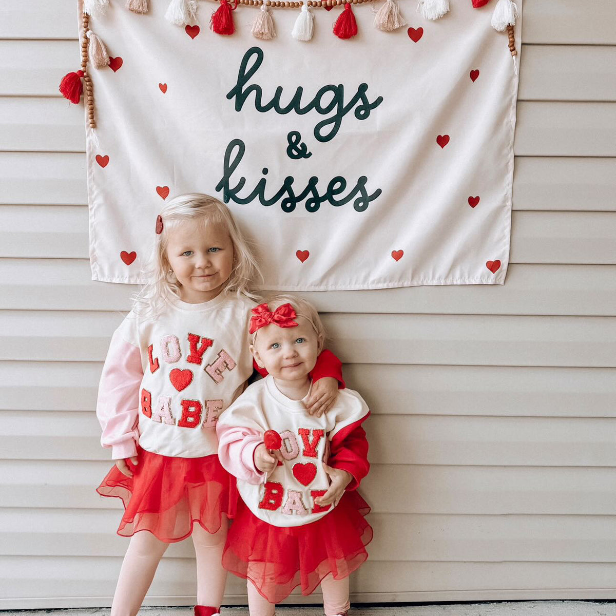 {Neutral} Hugs & Kisses Banner