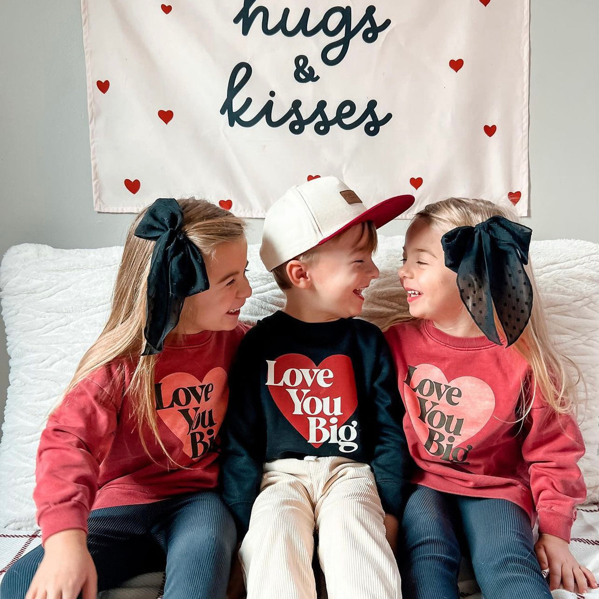 {Neutral} Hugs & Kisses Banner